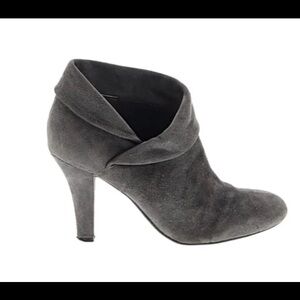IN EXCELLENT CONDITION! ENZO ANGIOLINI EARACHEY GRAY SUEDE HEELED BOOTIES SIZE 6